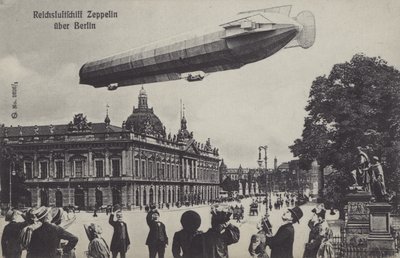 ベルリン上空を飛行するツェッペリン飛行船(白黒写真) 作： Photographer German