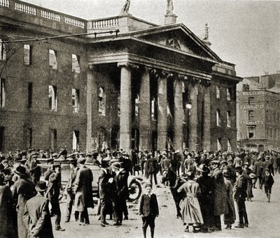 1916年4月、アイルランド・ダブリンのオコーネル通りにある郵便局とイースター・ライジング（モノクロ写真）。 作： Photographer Irish