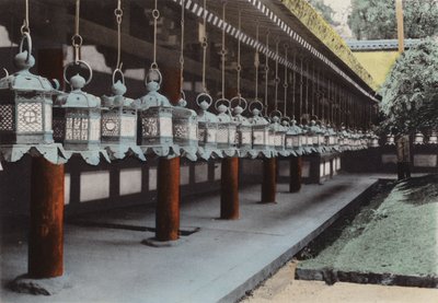日本、1912年頃。奈良・春日寺の銅灯籠（写真 作： Photographer Japanese