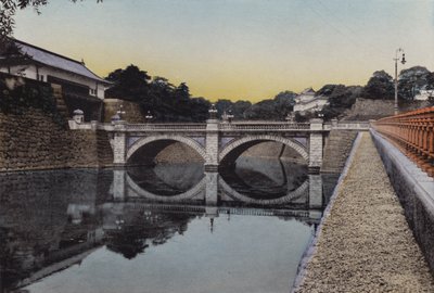 1912年頃の日本。封建制度時代に将軍の城があった場所、東京・皇居の入り口（写真 作： Photographer Japanese