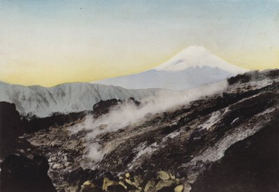 日本、1912年頃。箱根・大涌谷からの富士山（写真 作： Photographer Japanese