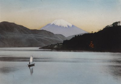 日本、1912年頃。箱根湖からの富士山（写真 作： Photographer Japanese