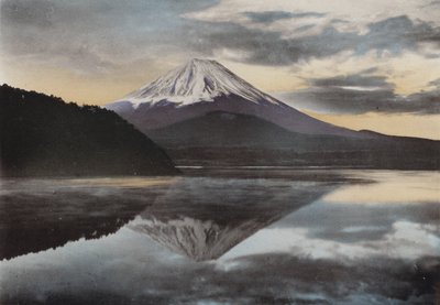 日本、1912年頃。庄司湖からの富士山（写真 作： Photographer Japanese
