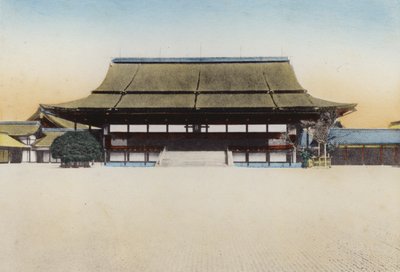 1912年頃の日本。京都御所内にある紫宸殿は、新年の祝賀会などに使われ、1868年には現天皇の即位式がここで行われた（写真）。 作： Photographer Japanese