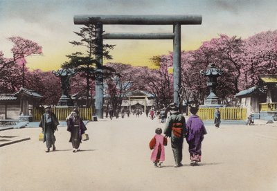 日本、1912年頃。招魂社の巨大なブロンズ鳥居（写真）。 作： Photographer Japanese