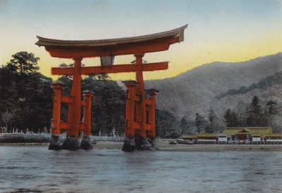 日本、1912年頃。日本三景の一つ、内海に浮かぶ聖地・宮島。12世紀に清盛が建立したとされる寺院がある（写真 作： Photographer Japanese