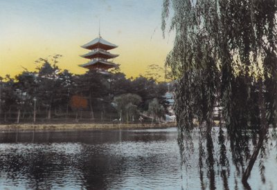 日本、1912年頃。猿沢池から奈良のパゴダを望む（写真 作： Photographer Japanese