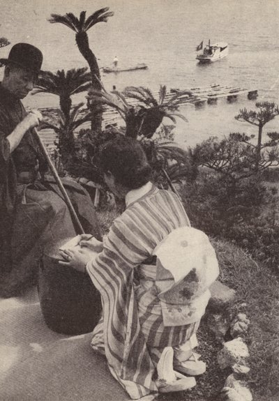 速記録を取る日本人ビジネスマンと秘書（モノクロ写真 作： Photographer Japanese