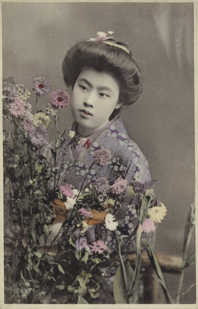 花を持つ日本の少女（カラー写真 作： Photographer Japanese