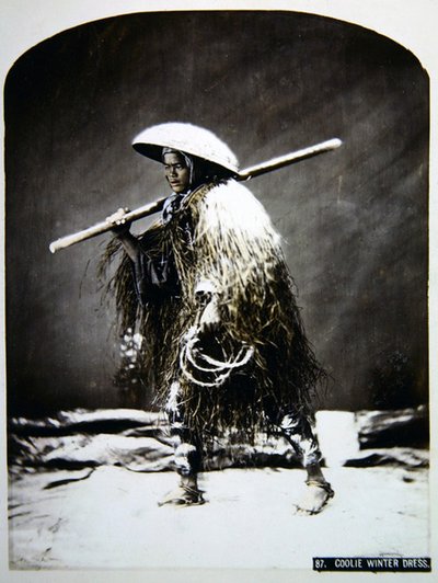 冬服を着た日本人ポーター、1900年頃（カラー写真） 作： Photographer Japanese