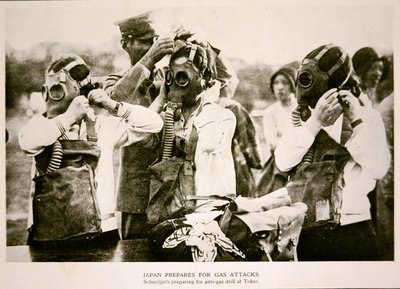 日本の女子学生が東京で対ガス航空攻撃訓練を行う 作： Photographer Japanese