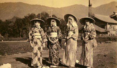 伝統的なドレスを着た日本女性 作： Photographer Japanese