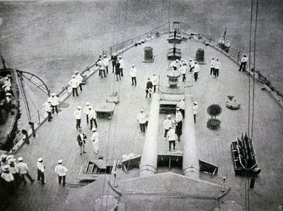 日本最大の軍艦であり、東郷元帥の旗艦である「三笠」の前甲板(モノクロ写真) 作： Photographer Japanese