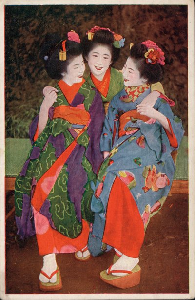 伝統的な衣装を身にまとった3人の若い日本人女性（写真 作： Photographer Japanese