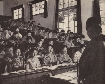 東京の女子大学で最終学年を迎えた若い日本人女性たち（モノクロ写真 作： Photographer Japanese