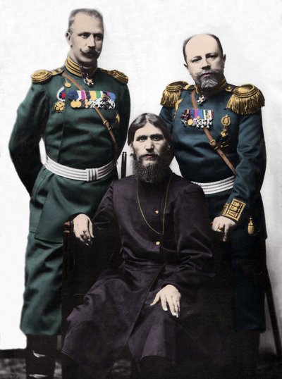 ラスプーチン(Rasputin)として知られるグリゴリー(Grigory) lefimovich Novykh(1869-1916)とフォン・ローマン大尉、プチャーチン王子大佐。(左から右へ。ミハイル・プチャーチン王子、グリゴリー・ラスプーチン、D・ローマン大佐) 作： Photographer Russian