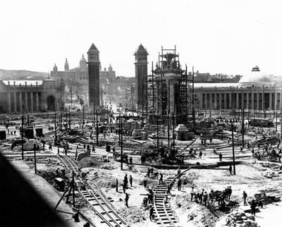 バルセロナでの建設、1910年頃（白黒写真） 作： Photographer Spanish