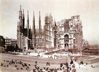 サグラダファミリアの眺め、バルセロナ、1900年頃（白黒写真） 作： Photographer Spanish