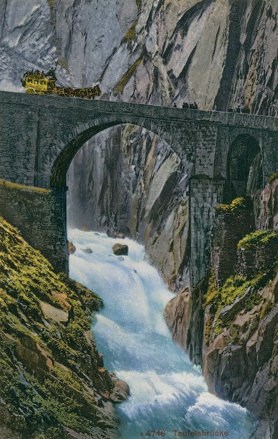 スイスのショーレン峡谷に架かるトイフェルスブルッケを渡る馬車。1913年に送られた絵葉書。 作： 写真家 スイス