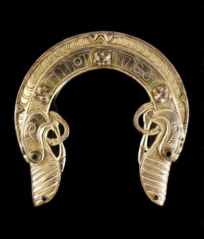 シェトランド諸島の聖ニアンの島の鞘、剣-チャップ 作： Pictish