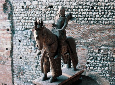 イタリア、ヴェネト州、ヴェローナ、カステルヴェッキオのカングランデⅠ・デッラ・スカラの騎馬像 作： Blaise Nicolas Le Sueur