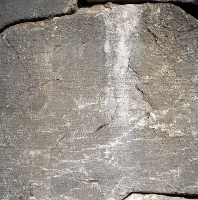 デルフィのアポロン神殿付近の碑文入りの壁（ユネスコ世界遺産 作： Blaise Nicolas Le Sueur