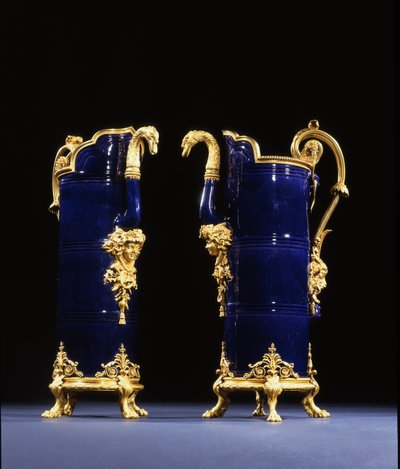 2つの水差し、1767年頃（磁器にブロンズの縁取り 作： Pierre Gouthière