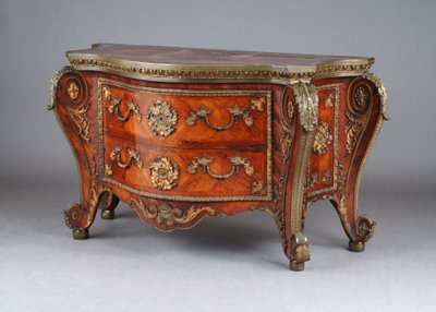 コモード、1760-75年頃（ローズウッドと金色のブロンズ 作： Pierre Langlois