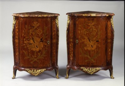ルイ15世の寄木細工のエンコイニュア（木と角礫岩の大理石）のペア 作： Pierre Roussel
