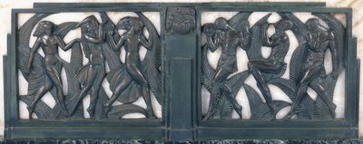 3人の古典舞踊の女の子と3人のミュージシャンを描いたフリーズ、c.1910-1935（緑青のブロンズ、縞模様の白い大理石、緑の大理石の台座） 作： Pierre le Faguays