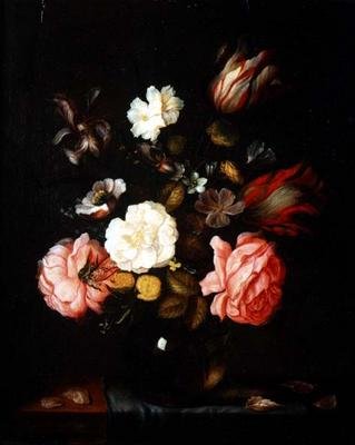 ドレープのかかったテーブルの上に、ガラスの花瓶に入った花が置かれている 作： Pieter van der Venne