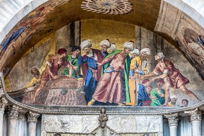 アレクサンドリアからヴェネツィアへ聖マルコの遺体を運ぶ1660年頃（モザイク画） 作： Pietro (1605-78) Della Vecchia