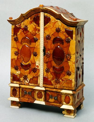 スタニスワフ王アウグストポニアトフスキ（1763-1813）c.1771（琥珀色）の琥珀色のキャビネット（253563も参照） 作： Polish School