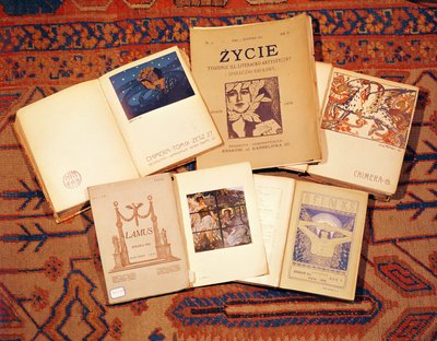 ポーランドで制作された文学雑誌のコレクションc.1900 作： Polish School