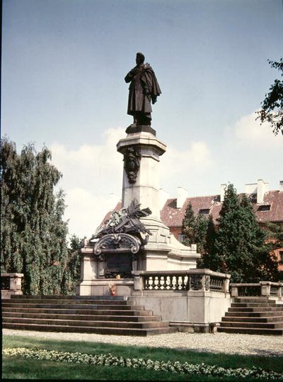 1898年に建立されたアダムミツキェヴィチ（1798〜1855年）の像 作： Polish School