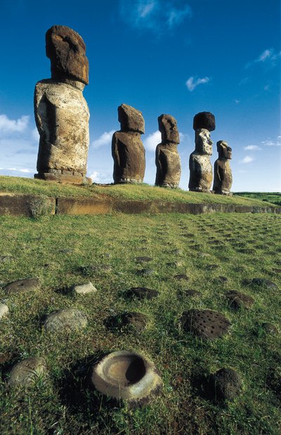 モアイ像、ラパ・ヌイ国立公園、イースター島、チリ 作： Polynesian Polynesian