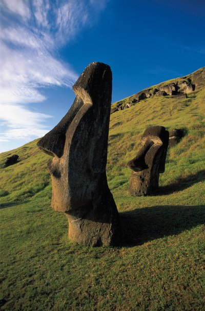 モアイ像、ラパ・ヌイ国立公園、イースター島、チリ 作： Polynesian Polynesian