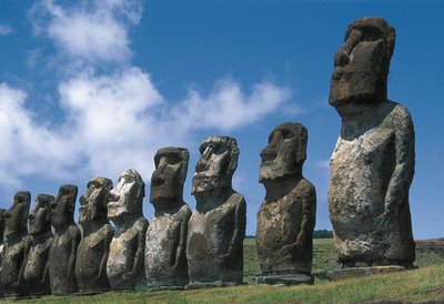モアイ像、ラパ・ヌイ国立公園、イースター島、チリ 作： Polynesian Polynesian