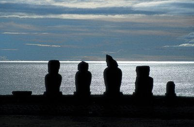 モアイ像、ラパ・ヌイ国立公園、イースター島、チリ 作： Polynesian Polynesian