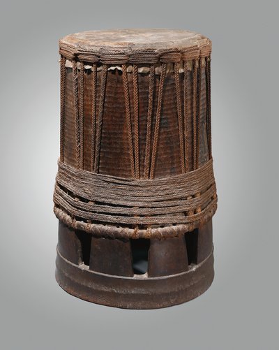 マルケサス諸島のタンブール、パフ（木材とコード） 作： Polynesian Polynesian