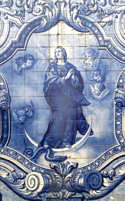 ポルトガル、ラメゴの蛇を粉砕する聖母マリアを示す装飾パネルの詳細。 1738 作： Portuguese School