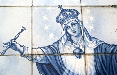 聖母マリアが蛇を踏み潰す様子を描いた装飾パネルの細部、ポルトガル、ラメゴ。1738年（セラミック・タイル 作： Portuguese School