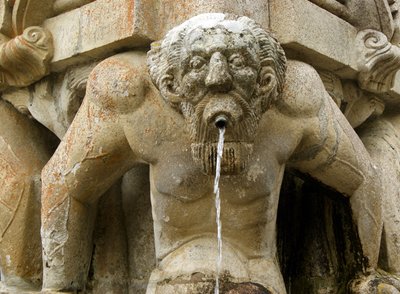 オベリスクの台座に描かれた神話上のアトラス、ポルトガル、ラメゴ1738年（花崗岩 作： Portuguese School