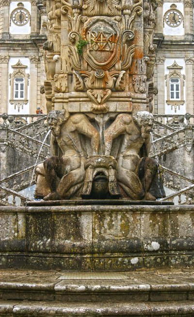 オベリスクの基部にある神話上のアトランティス、ポルトガル、ラメゴ。1738年（花崗岩 作： Portuguese School