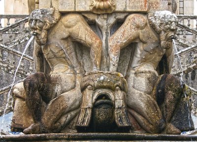 オベリスクの基部にある神話上のアトランティス、ポルトガル、ラメゴ。1738年（花崗岩 作： Portuguese School