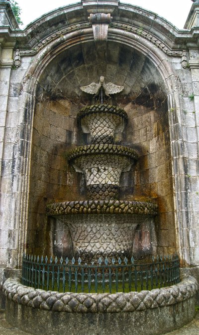 ペリカンの泉（ポルトガル、ラメゴ、ノッサ・セニョーラ・ド・レメディオスの聖域） 1738年（石造 作： Portuguese School