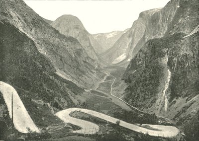 ジグザグ道路と滝、ノルウェー、シュタルハイム、1895年。 作： Poulton and Co