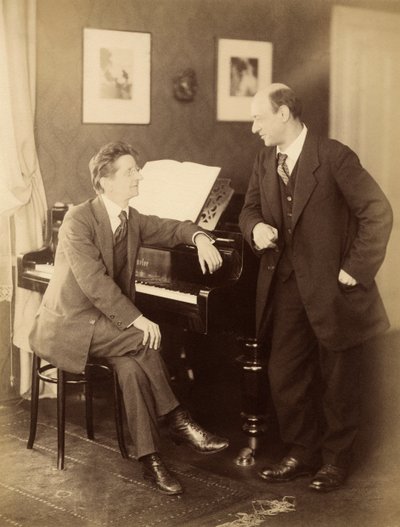 1917年、プラハでのアレクサンダー・ゼムリンスキーとアーノルド・シェーンベルク。 作： Prague . Photo studio Schlosser and