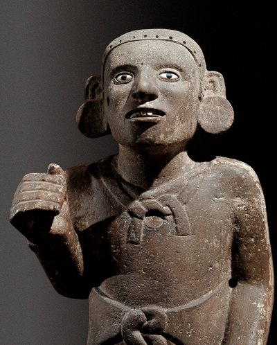 コロンブス以前の文明：アステカの神官の彫刻 作： Pre Columbian