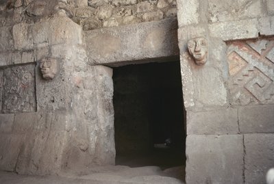 彫刻が施された頭を持つ出入り口、後古典時代後期 作： Pre Columbian